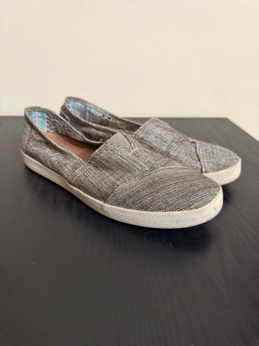 TOMS SIZE 9 BLACK LINEN CANVAS SLIP ON ROUND TOE COMFORT WALKING SHOES AVALON